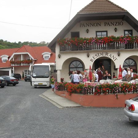 ホテル Pannon Panzio Restaurant パンノンハルマ エクステリア 写真