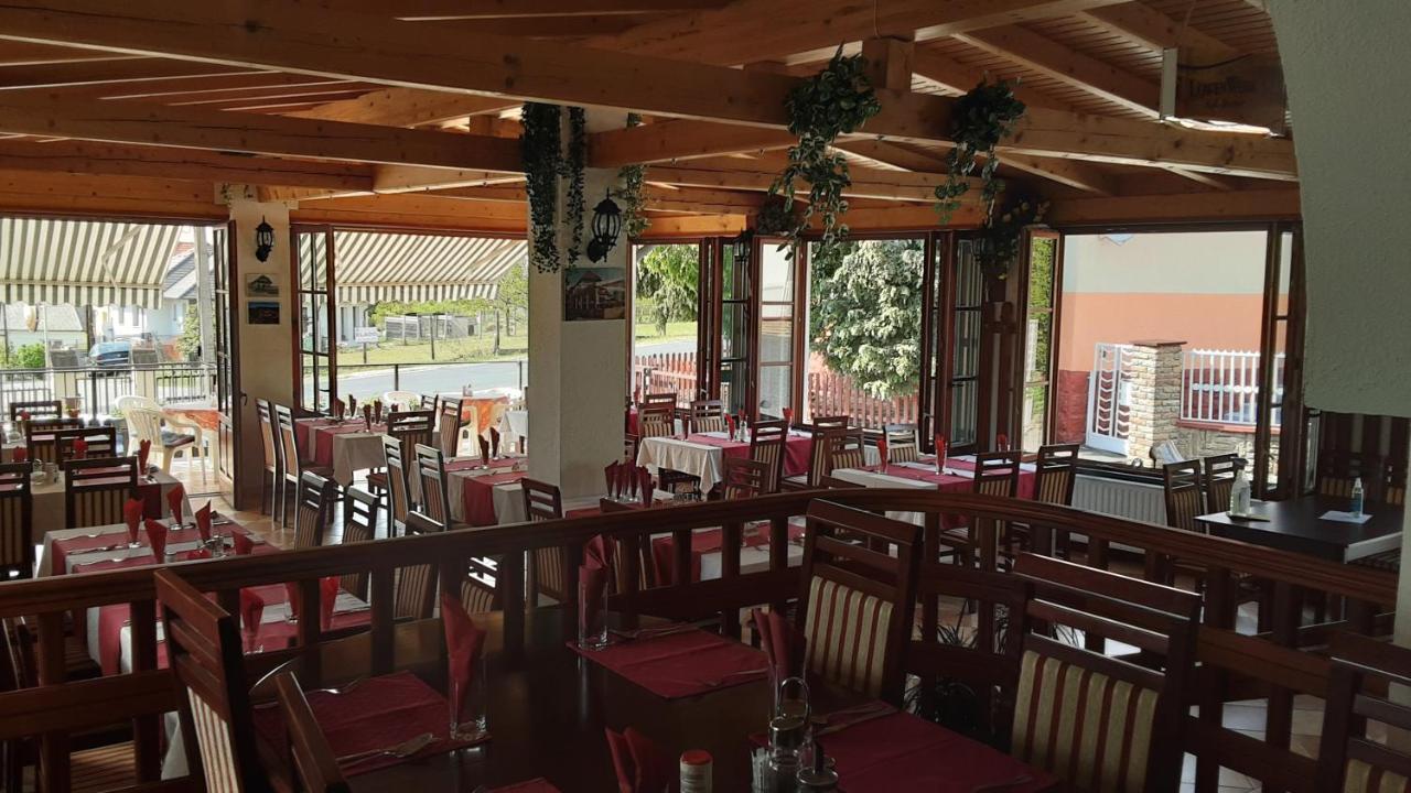 ホテル Pannon Panzio Restaurant パンノンハルマ エクステリア 写真