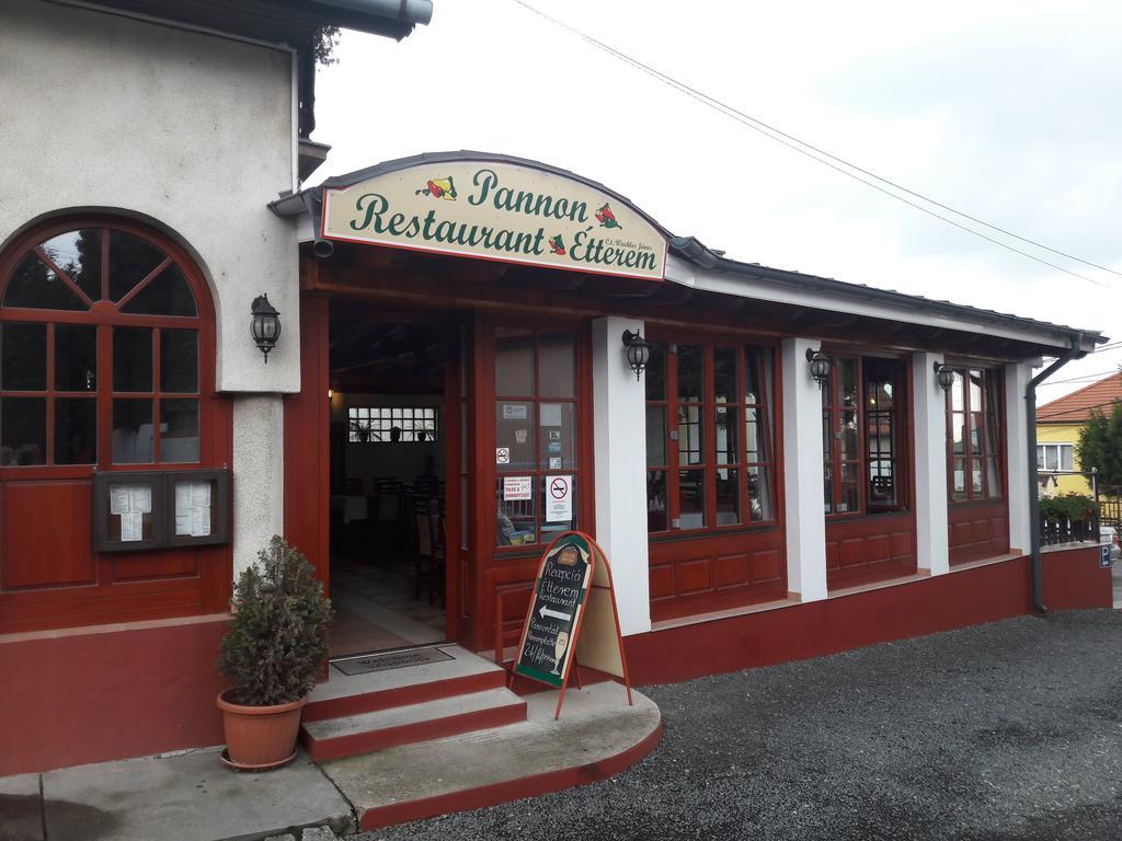 ホテル Pannon Panzio Restaurant パンノンハルマ エクステリア 写真